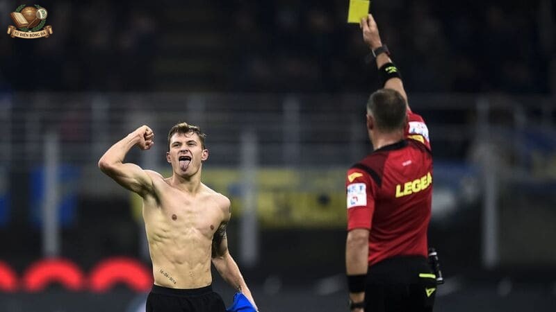 Cầu thủ cởi áo ăn mừng chắc chắn bị phạt thẻ vàng