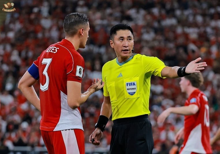 Chỉ đội trưởng mới được tiếp cận trọng tài trong bán kính 4m