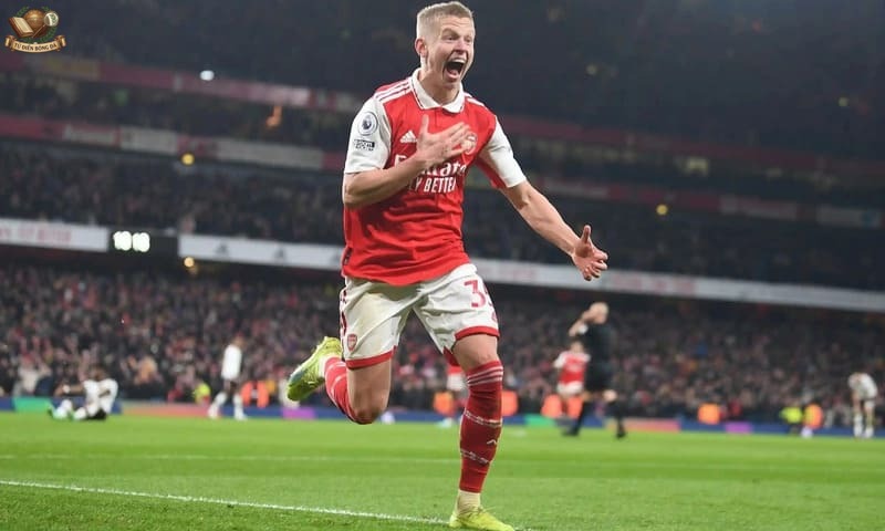 Oleksandr Zinchenko là tiên phong cho việc LB tiến công vào trung lộ