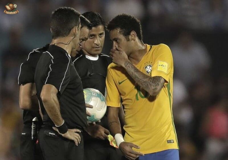 Thử nghiệm cấm cầu thủ che miệng khi tranh luận