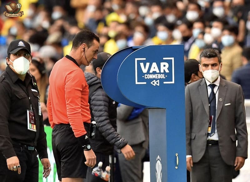 VAR được phép can thiệp để hủy bỏ thẻ vàng thứ hai nếu có sai sót